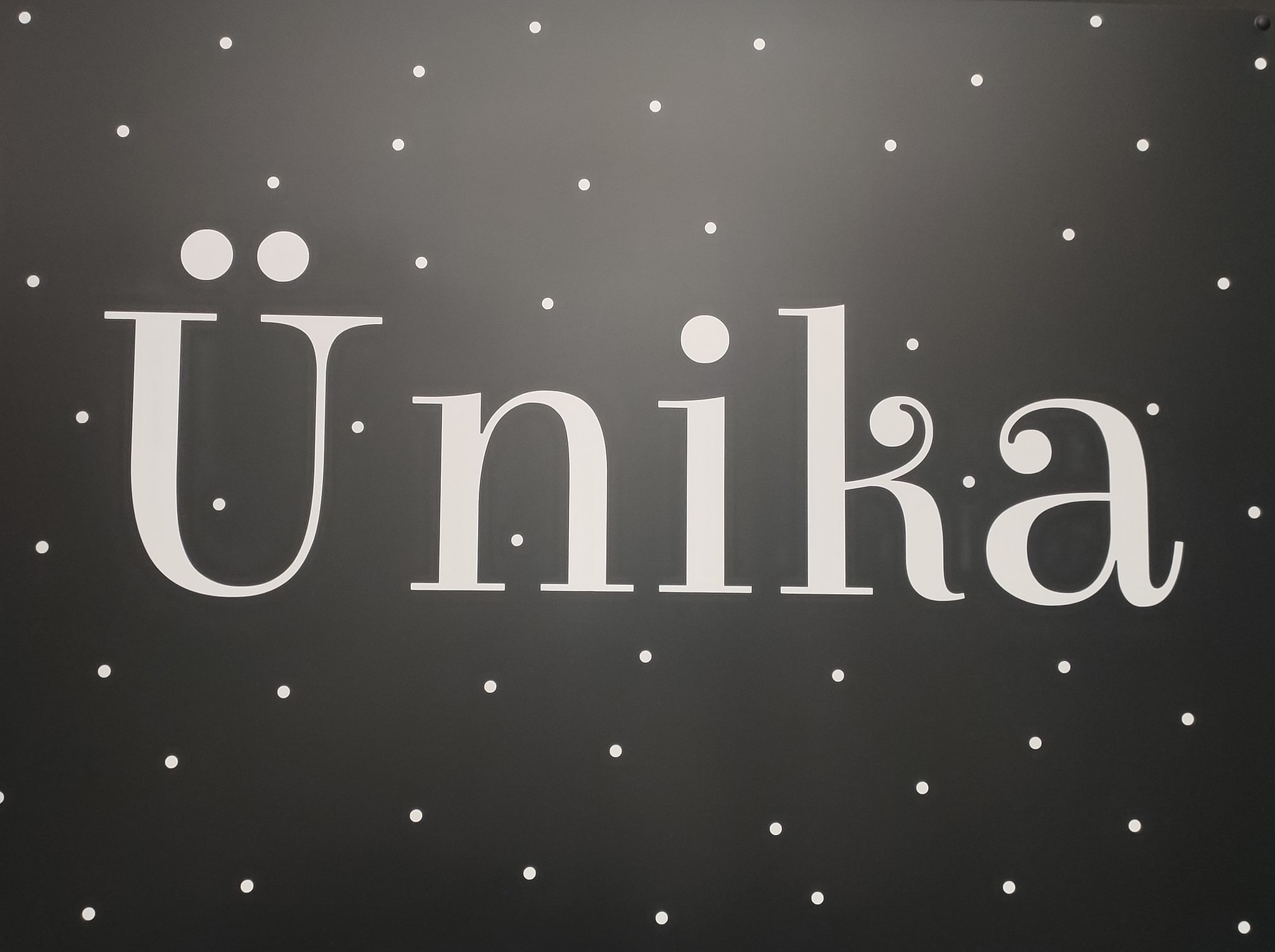 Logotipo ÜNIKA Logotipo ÜNIKA